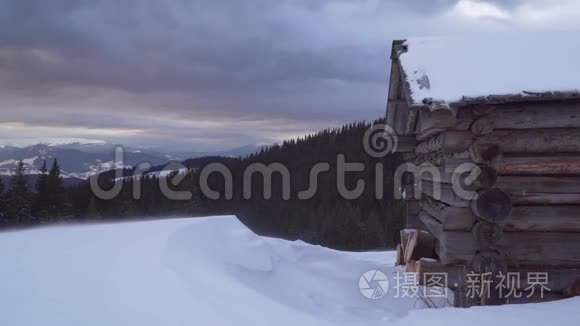 冬天山上的暴风雪视频