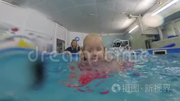 快乐的女孩在水下潜水游泳视频