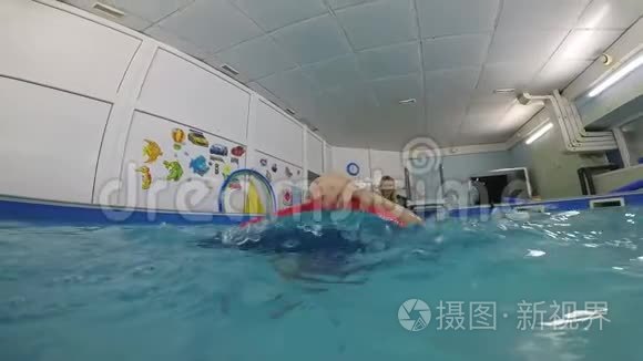 快乐的女孩在水下潜水游泳视频