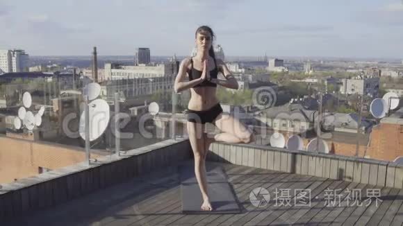 瑜伽平衡姿势的女人视频