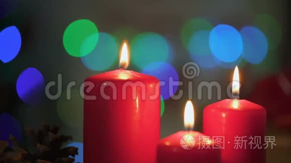 红烛燃烧，圣诞灯在背景上闪烁，奇迹般的时刻