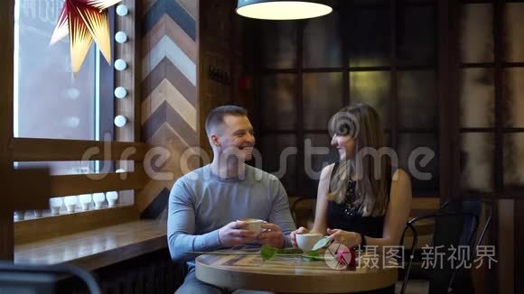 浪漫的情侣在咖啡馆里喝咖啡视频
