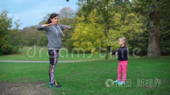 母亲和女儿在公园里做运动视频