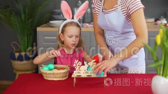 装饰复活节餐桌的女人和小女孩