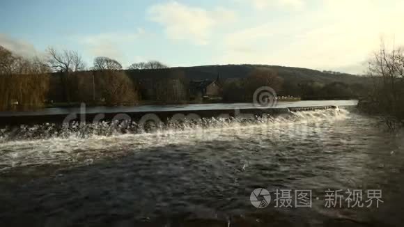被洪水淹没的英国河流瀑布视频