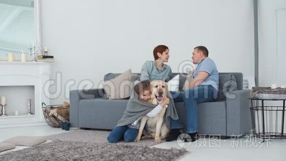 有女儿和宠物的父母在客厅视频