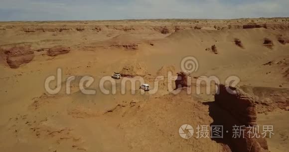从上面开着汽车在沙漠中行驶视频
