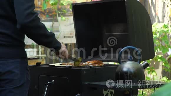 为野餐准备烧烤户外活动视频