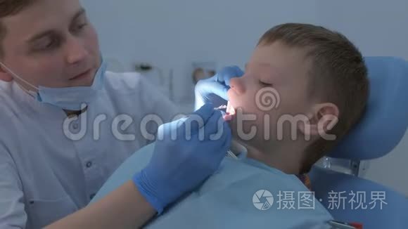 牙科医生为保护男孩清洁后的牙齿做了氟化处理。