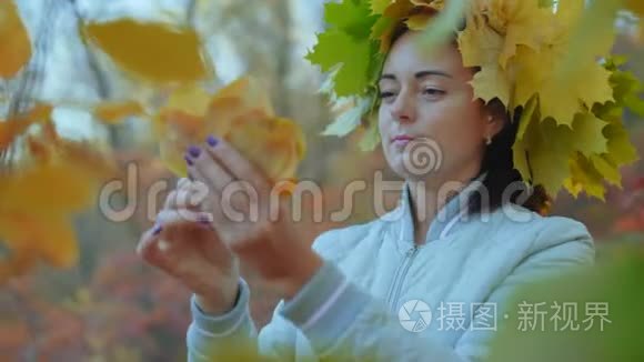 美丽的延西娜聚集了黄色的秋叶视频
