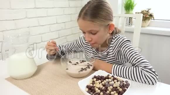 孩子在早餐时吃牛奶和谷类食品，孩子在厨房，青少年女孩在用餐时品尝健康食品，营养