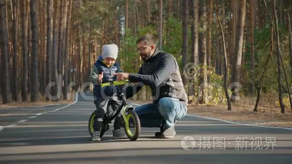 爸爸教小儿子骑平衡自行车视频