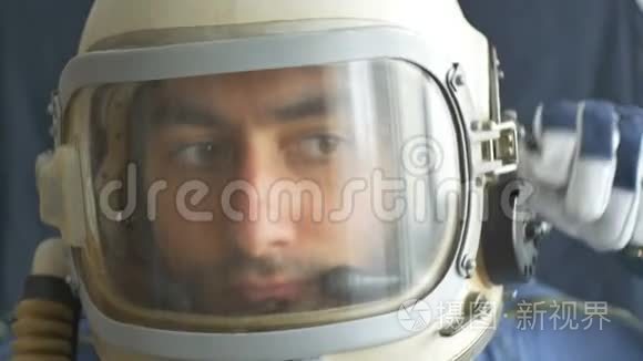 宇航员打开头盔窗口视频