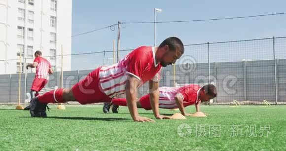 足球运动员在野外训练视频