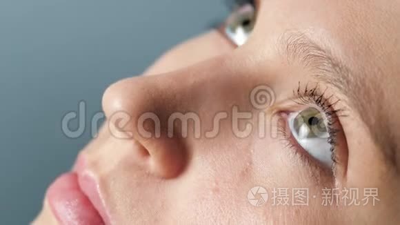 漂亮的女孩滴眼液，把它们引入眼睑下结膜囊，抬起头来