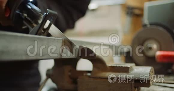 工业工人金属部分与电动钢锯视频