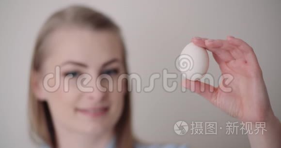 复活节快乐-微笑的女人手里拿着鸡蛋