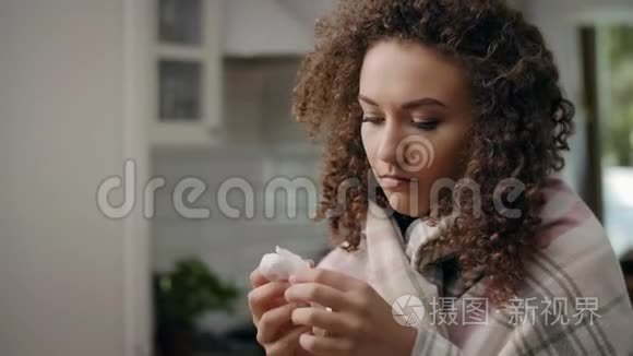 有流感的女人用手帕吹鼻涕视频