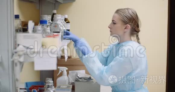 实验室从事病毒治疗的科学家视频