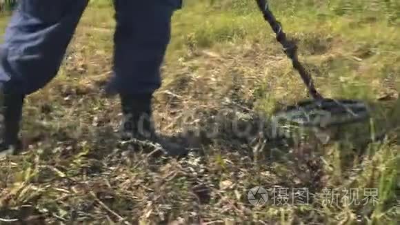 带金属探测器的人视频