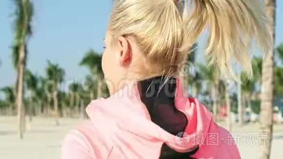 在热带海滩奔跑的女人的后景视频