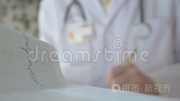 他办公室的心脏病医生把化验结果写在文件里。