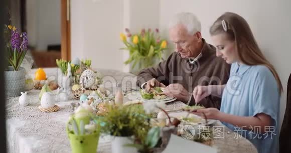 复活节快乐祖父和孙女一起在家里度过复活节。