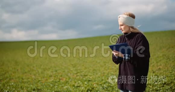 女农场主检查油菜田视频