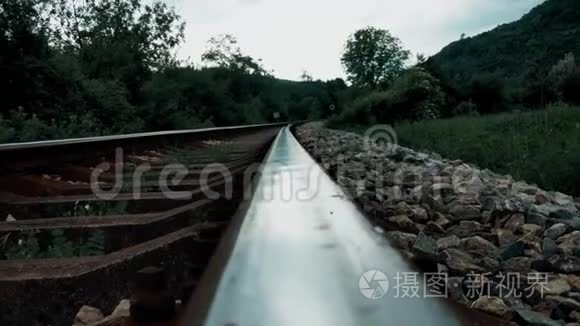 穿过这座山的铁路轨道靠近视频