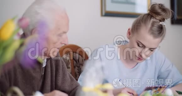 祖父和孙女写复活节贺卡视频