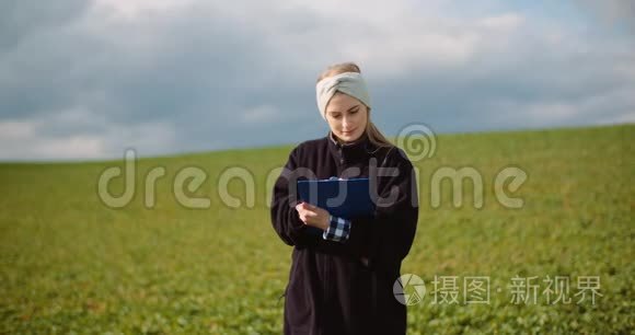 女农场主检查油菜田视频