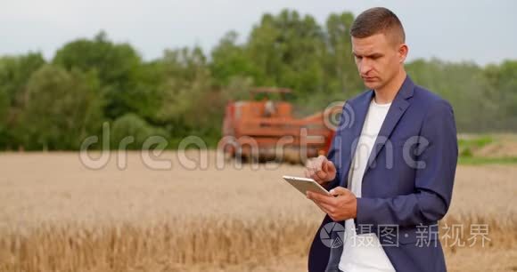 农业-农民在收获过程中使用数字平板电脑