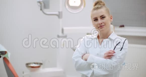 年轻积极的女牙医微笑牙科诊所