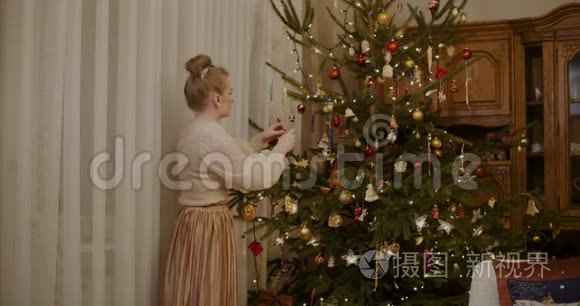 女人在家装饰圣诞树视频
