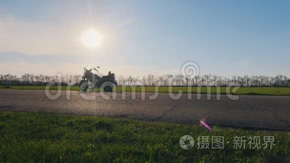 一个梦和一个摩托车手看着他的自行车