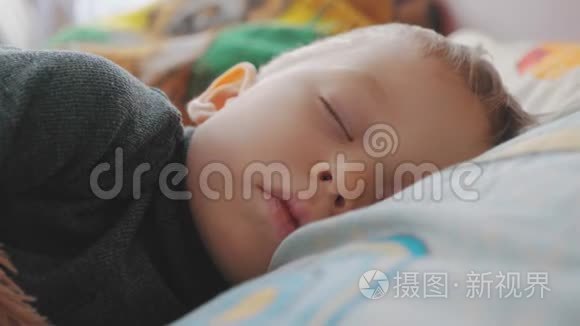 安静的小男孩睡觉时躺在床上。家庭，母性，爱，健康和护理的概念。