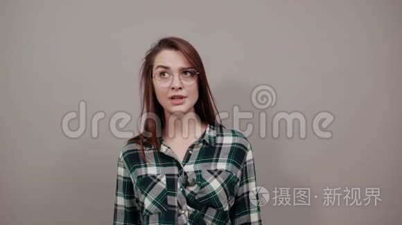 戴眼镜的幸福女人微笑着，用手做手势