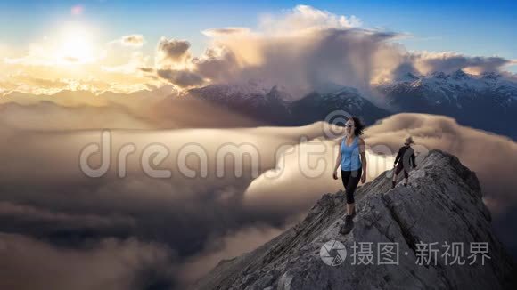 女子登山电影连续循环动画视频