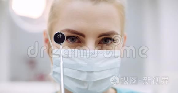 保健诊所的积极女牙医视频