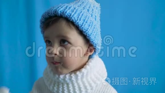 穿蓝色针织帽子和白色毛衣的儿童