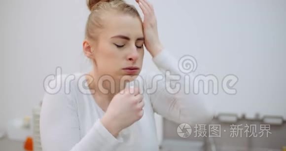 打喷嚏的女人有冠状病毒症状视频