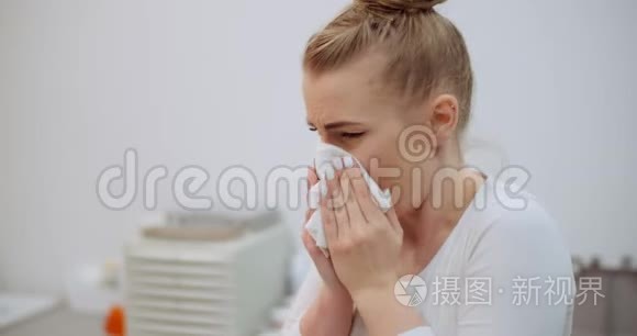 打喷嚏的女人有冠状病毒症状视频