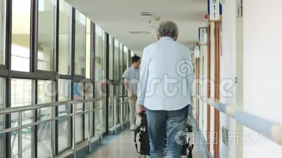 卫生保健专业问候病人在走廊视频