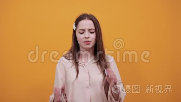 一个穿着淡黄色衬衫的白人妇女，双手放在头上，头痛