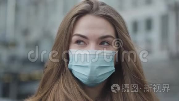 年轻的黑发女人站在街上环顾四周的肖像。 漂亮女人的面部防护`特写