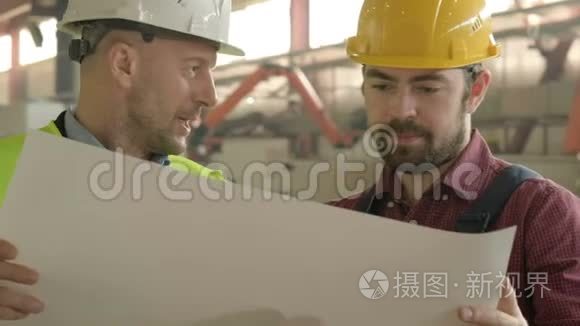 两名工程师在工厂验证蓝图视频
