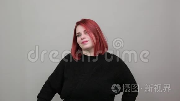 年轻的红头发胖女人穿着黑色毛衣快乐的女人竖起大拇指