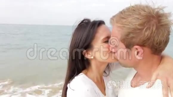 浪漫情侣在沙滩上拥抱亲吻视频