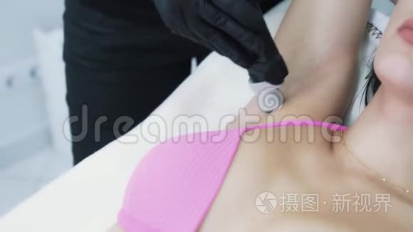 腋窝激光脱毛美容临床中的妇女视频