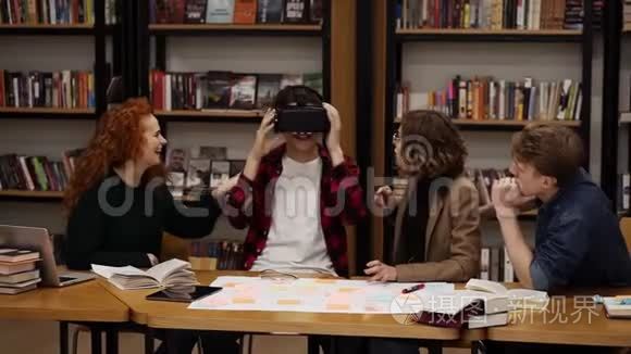 穿格子衬衫的男孩在同学间的大学图书馆里戴着虚拟现实眼镜。 的概念